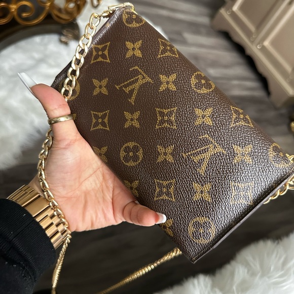 Louis Vuitton international crossbody. #MI1923 - Picture 4 of 8